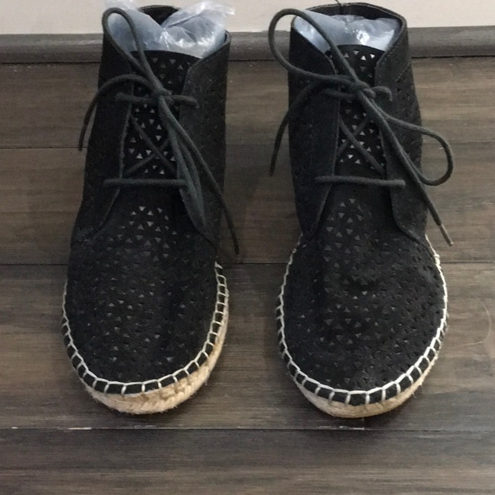 DV Dolce Vita Suede Cutout shoes, size 7.5